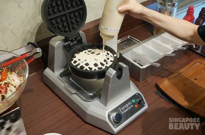 new-thai-tanic-making-waffle