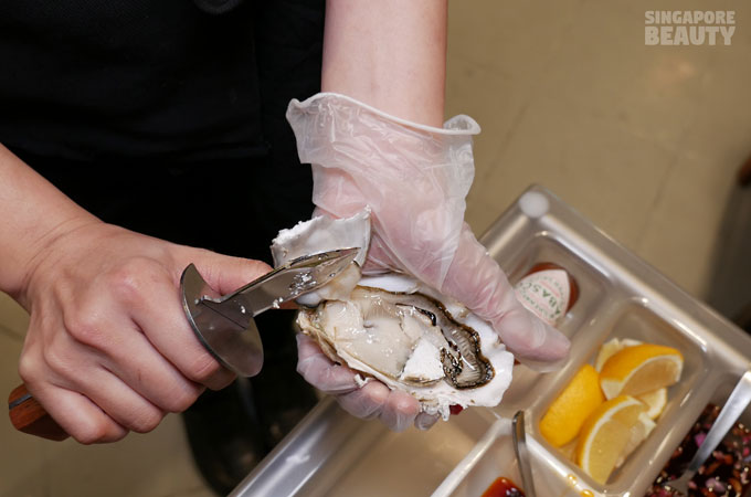 live-oyster-shucked