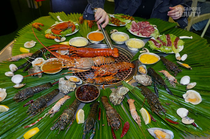 the-three-peacocks-lobster-feast-table