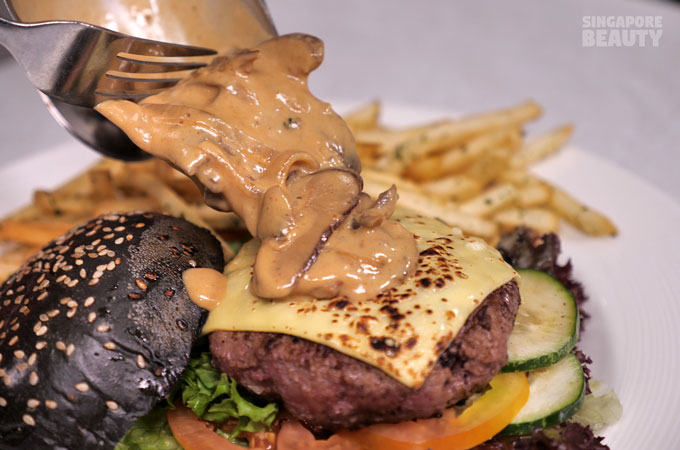 burger-mushroom-sauce