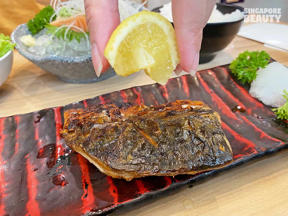 grilled fish with lemon