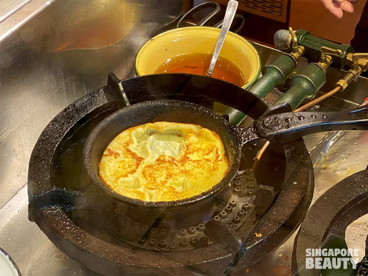 egg fried on cast iron pan