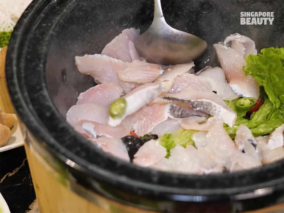 frying-fish-with-hot-stone-pot